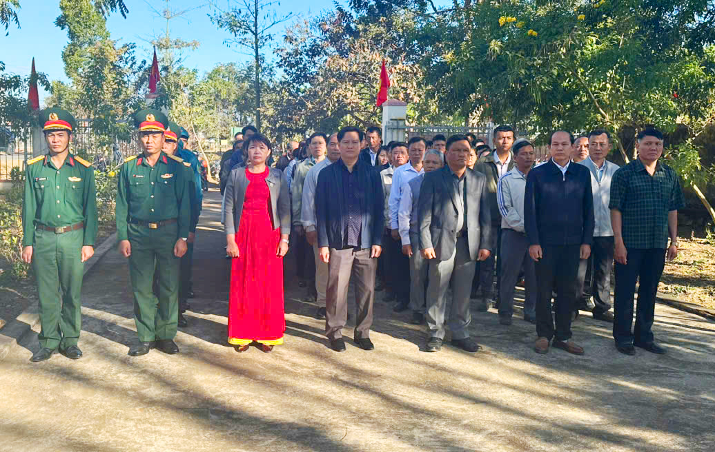 Lễ dâng hương Bia ghi danh liệt sỹ và thăm, chúc tết, tặng quà các gia đình chính sách, người có công với cách mạng